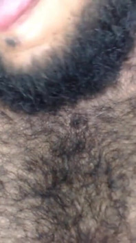 Un maschio gioca con un cazzo duro