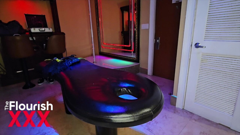 The Flourish XXX: Bebek gemini ve fenomen - masaj sandalyesinde sikişiyor