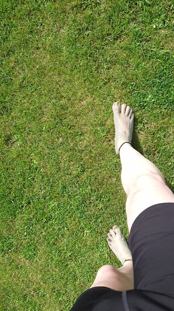 Footfetish: Camminata Sulla Spiaggia Con I Piedi Sporchi
