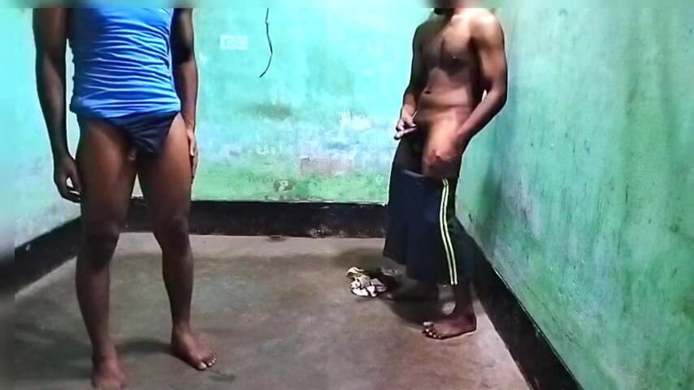 Desi Tits: Hunk Femboy mostrando sua bunda grande musculosa, garoto amigo gay...