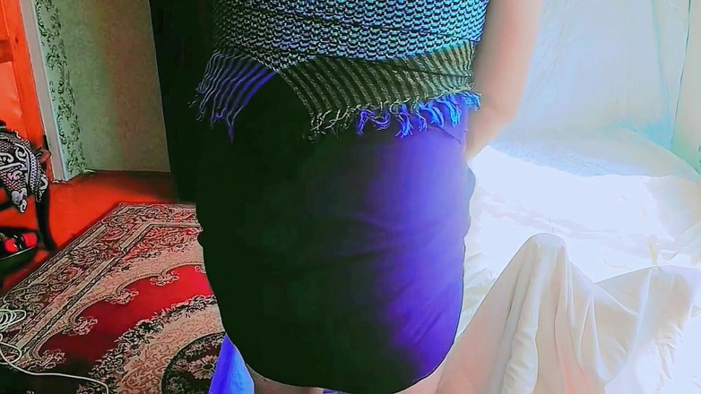 Kitty_Cross: Cewek semok ini lagi asik bersandar di dinding sambil bersilang