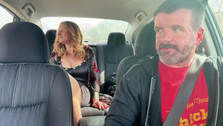 Molly McSquirts: Kierowca Uber pieprzy mnie na moim podjeździe