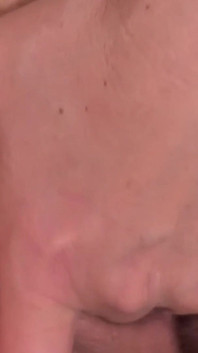 Orgasme en se doigtant et en squirtant