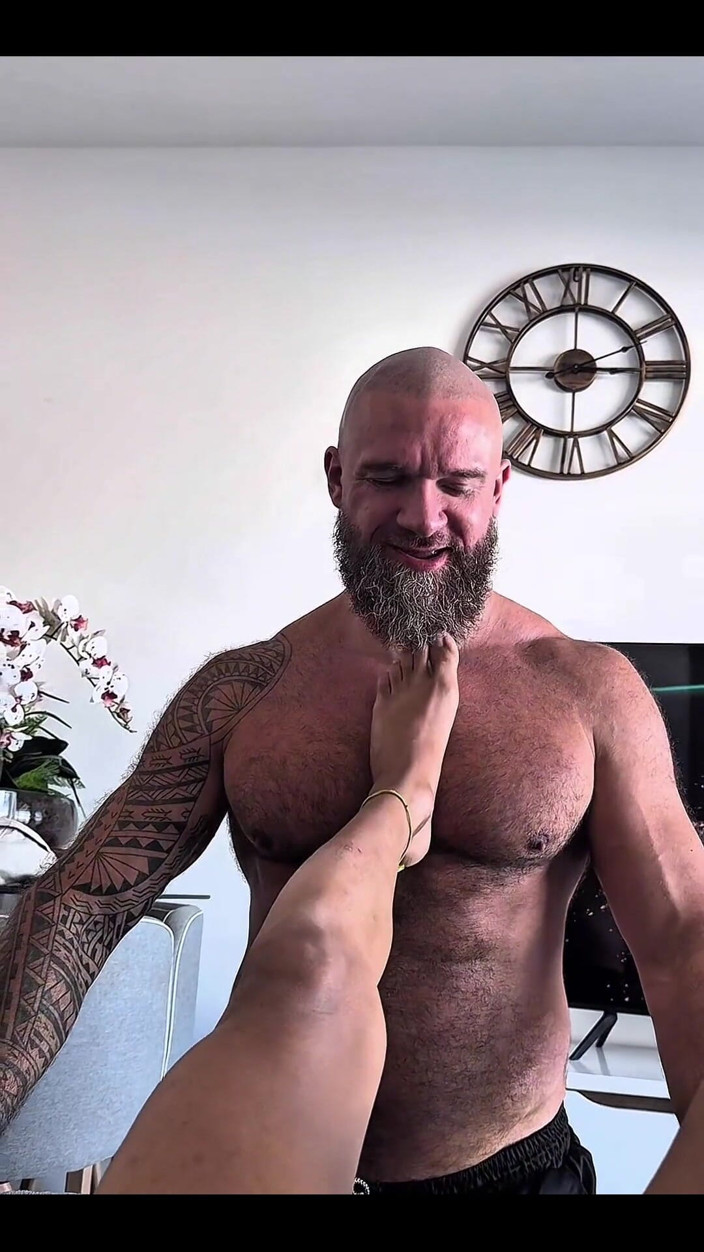 The Vicious Gabe: 足、大きな白いペニス、生々しいセックスとサイズの違い、セクシーなロシアのクマとの違い