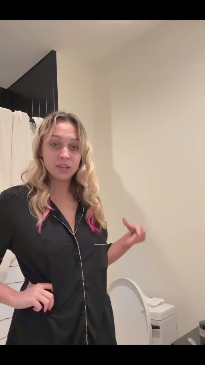 Tiffstreatsxoxo: Pișându-mă în toaleta airbnb-ului meu în timp ce stă deasupra ei