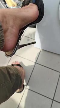 Sepatu hak tinggi dan kaki yang sangat seksi