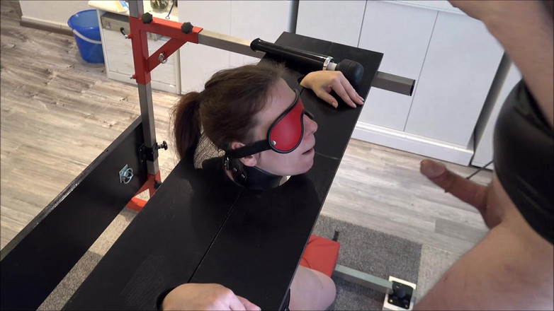 Master-Thomas: Hamba Tidak Berdaya Dalam Pillory Didorong Ke Orgasme Di Sybian