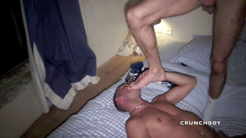 Sneaker gay: Poddanie stóp i stóp dla badboya