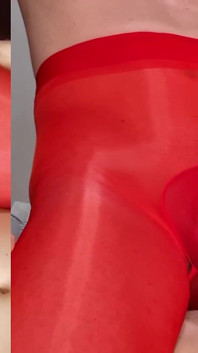 Une jeune femboy jouit à travers un body en lingerie tapette en chevauchant une grosse bite