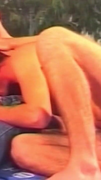 Hunks berotot berkongsi keseronokan tanpa kondom di tepi kolam