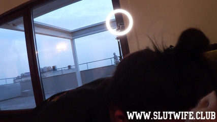 Slutwife Club: Brunetka aktorka porno przyłapała mnie na oglądaniu z nią filmu...