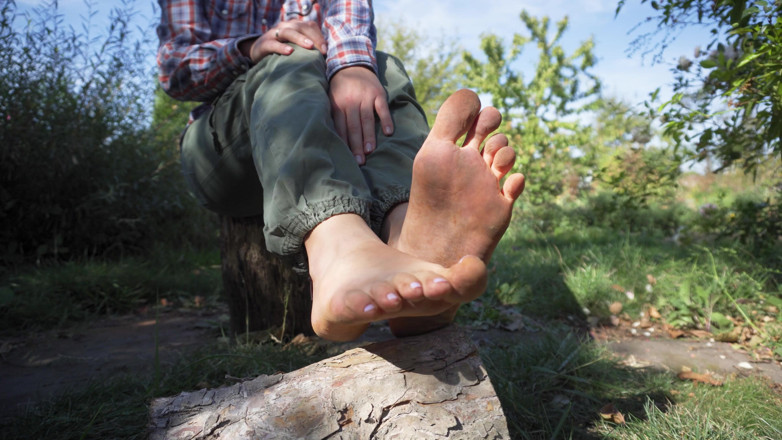 Teasecombo 4K: Une ferme exhibe ses pieds sales