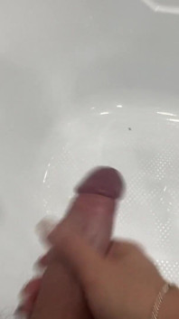 Komşum banyoma geliyor. Domaltmalı seks ve boşalmaya kadar mastürbasyon