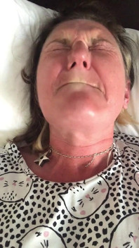 La mia calda faccia di orgasmo con gli occhi incrociati e calda