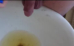 Poting bulu kemaluan dengan kencing