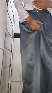 Asiático crossdresser masturbándose y acabando vistiendo uniforme universitario resbaladizo