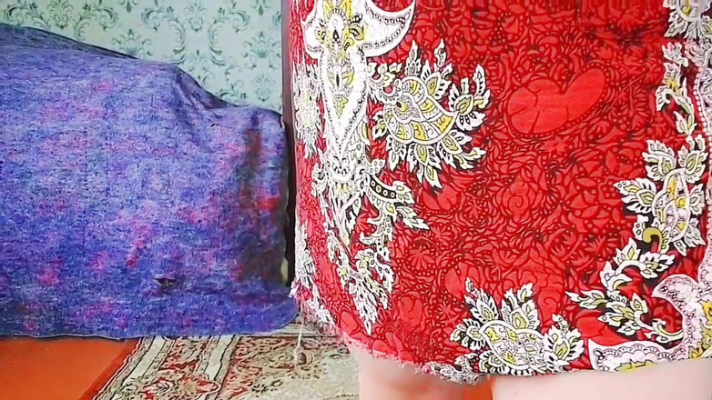 Kitty_Cross: Сногсшибательный фембой показывает ноги в блестящих колготках