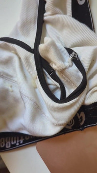 Alpha kuat menunjuk-nunjukkan tubuhnya dan menjadi miang