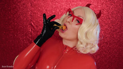 Arya Grander: Potravinový fetiš: lízání video latexová holka