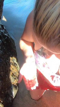 La guida turistica bionda spompina il turista sulla spiaggia e poi scopa di nuovo al suo posto - 2 scene in 1