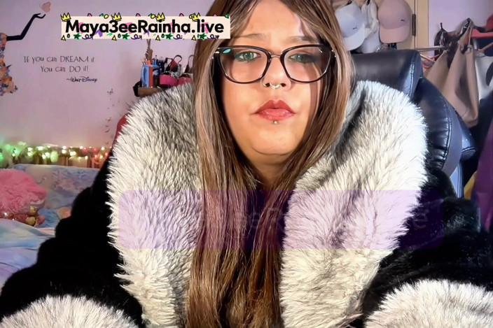 Goddess Maya3ee Rainha: Chainsmoking Queen in Fur BBW MILF Green Eyes, Red Nails,...
