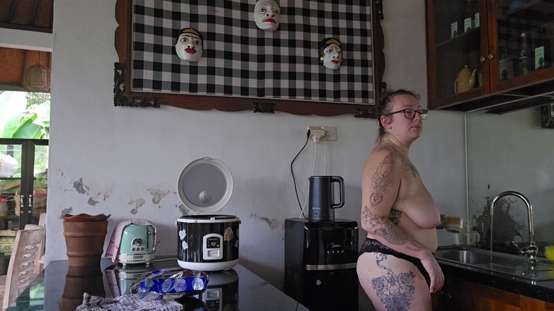 Jimbob Star Straight: Jade, seins nus, cuisine