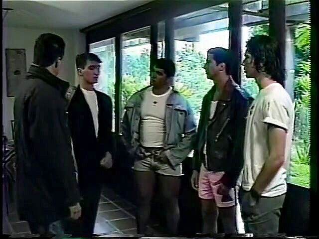 Gays Case: Sexy hřebec sedí na stole, aby mu jeho gay milenec...