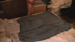 Mark Hannes: Desnuda cama de paja, masturbación