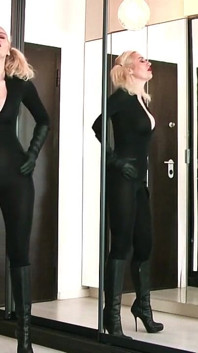 Joi trò chơi trong spandex catsuit