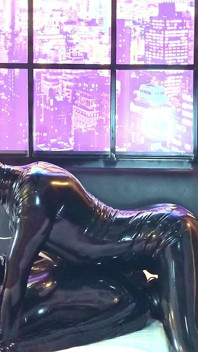 Noua mea păpușă de cauciuc, partea 2 - Alex În latex