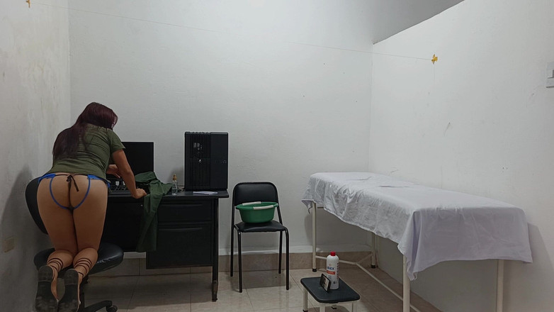 NEGRITA SEXY: Hemşire doktorun ofisinde mastürbasyon yaparken özel bir müşterisini tedavi ediyor