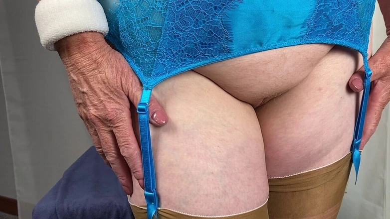 Mr MF: Mrs Mature Feet Showing You All a Clean Pair of...