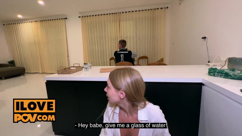 IlovePOV: Californiababe tě šuká, zatímco její přítel sleduje zápas v blízkosti