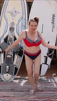 Roleplay: Eu estou no chuveiro. Você me vê na praia, eu danço e flerto com você e você me segue até o meu quarto