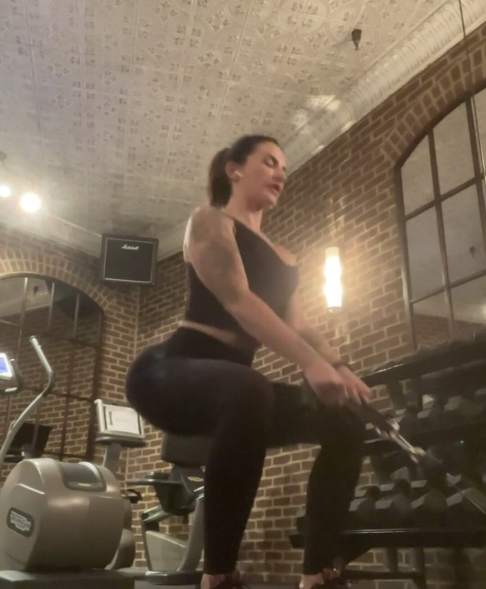 Adreena Winters: Its Monday! Guess where I am!? Keep up beta boys!