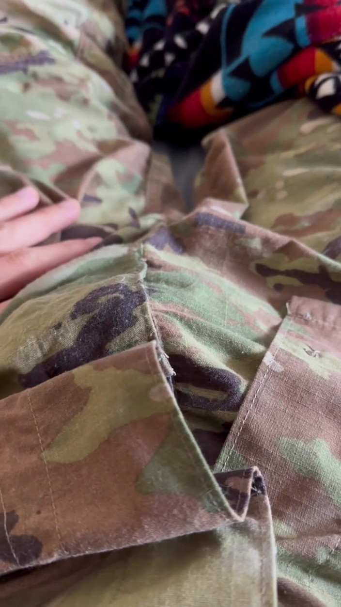 Gay Soldier Stuff: Geiler Solider in engen whities und orange jockeys wichst, während...