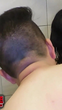 Jag ser min fru medan hon duschar och jag känner för det och jag går in