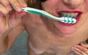Lady love young: Madrasta escova os dentes com carga fresca de esperma