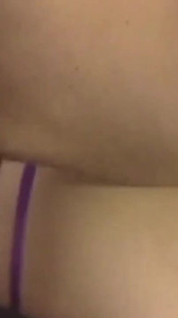 穿着紫色内衣的诱人黑发女郎骑乘坚硬的鸡巴狂喜