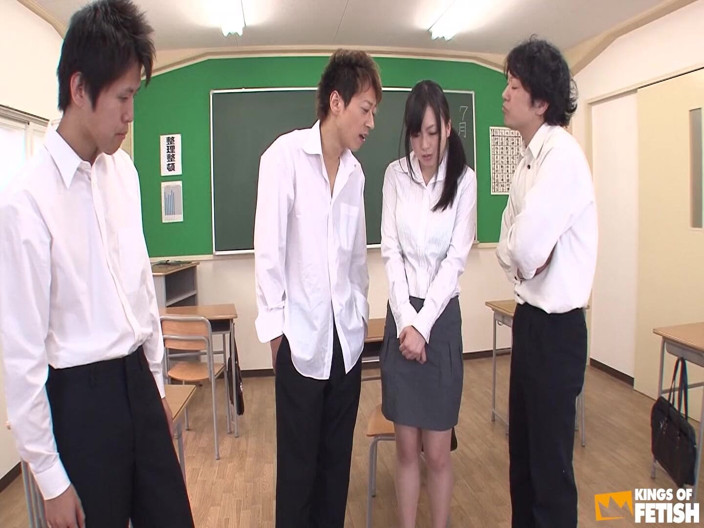 Pure Japanese adult video ( JAV): 日本人教師は教室でたくさん潮吹きしながら、おもちゃで猫を喜ばせます