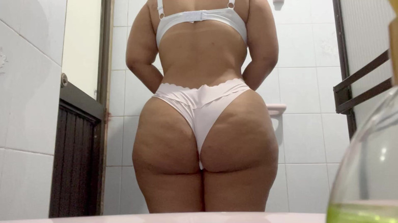 Katrina4deluxe: Bath Camera Girl Nurse Butt