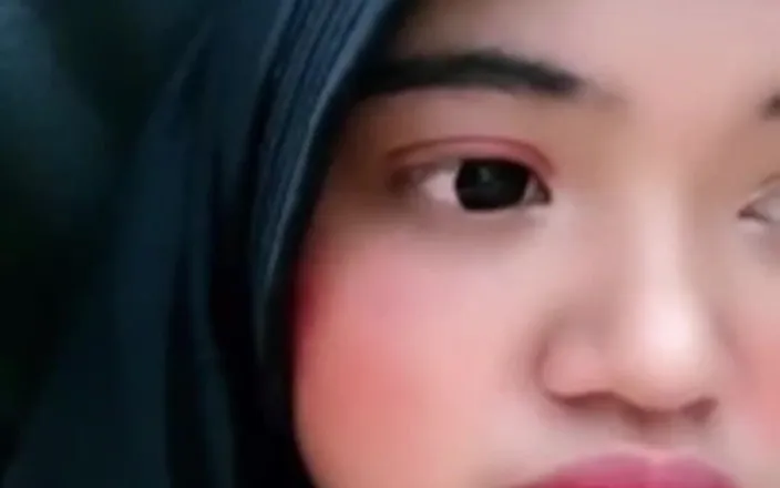 Jilbab69: Hijab arrapata con grandi tette naturali