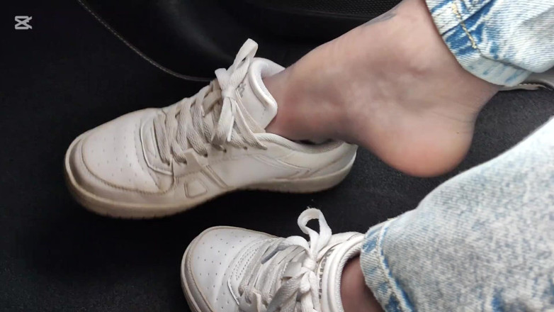 EricSkyMDH: Footjob nilon jeans im auto