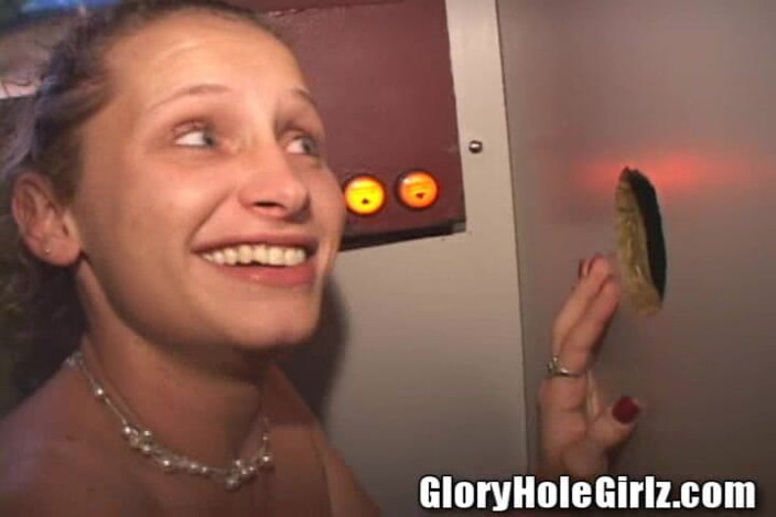 Glory Hole Girlz: Cewek jelek kendor nyepong kontol dan ngentot lubang kemuliaan penis...