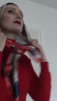 Lady Victoria Valente mostró elegantes pañuelos de satén con un suéter de cuello tortuga de cashmere rojo