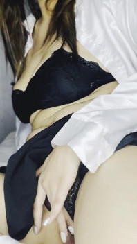 おっぱいをスクイーズし、彼女のマンコが擦れるのを見せる
