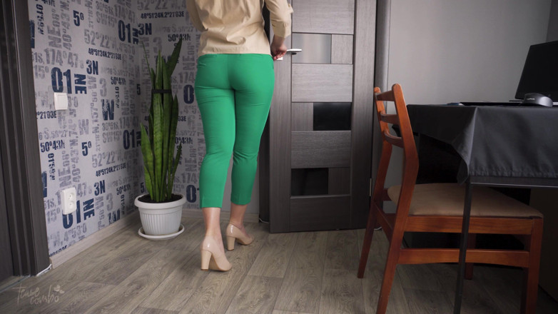 Teasecombo 4K: Une MILF sexy essaye un pantalon moulant jusqu'à ce qu'il...