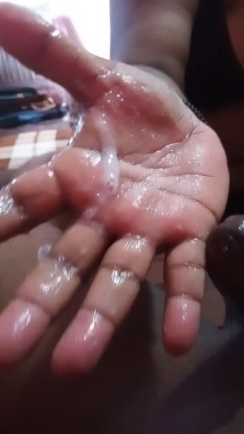 Ramesh: Handjob Pancutan mani Pasangan Sri Lanka.