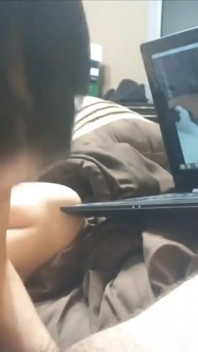 Amatorska żona ssie i szarpie kutasa podczas oglądania jej domowej roboty porno