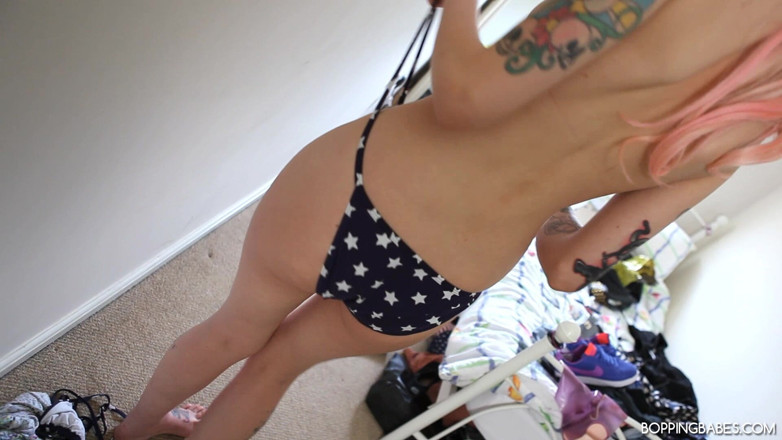 Bopping babes: Minni - Bikini Star
